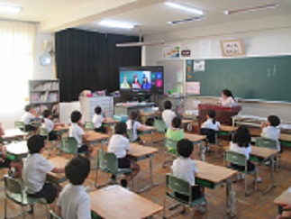 児童たちが、各教室でクイズの放送を見て、参加している。