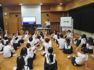 税金が無いと社会の維持が難しくなることを学び、税金について理解できたことを挙手して示す児童たち。