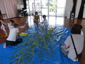 親子で笹飾り