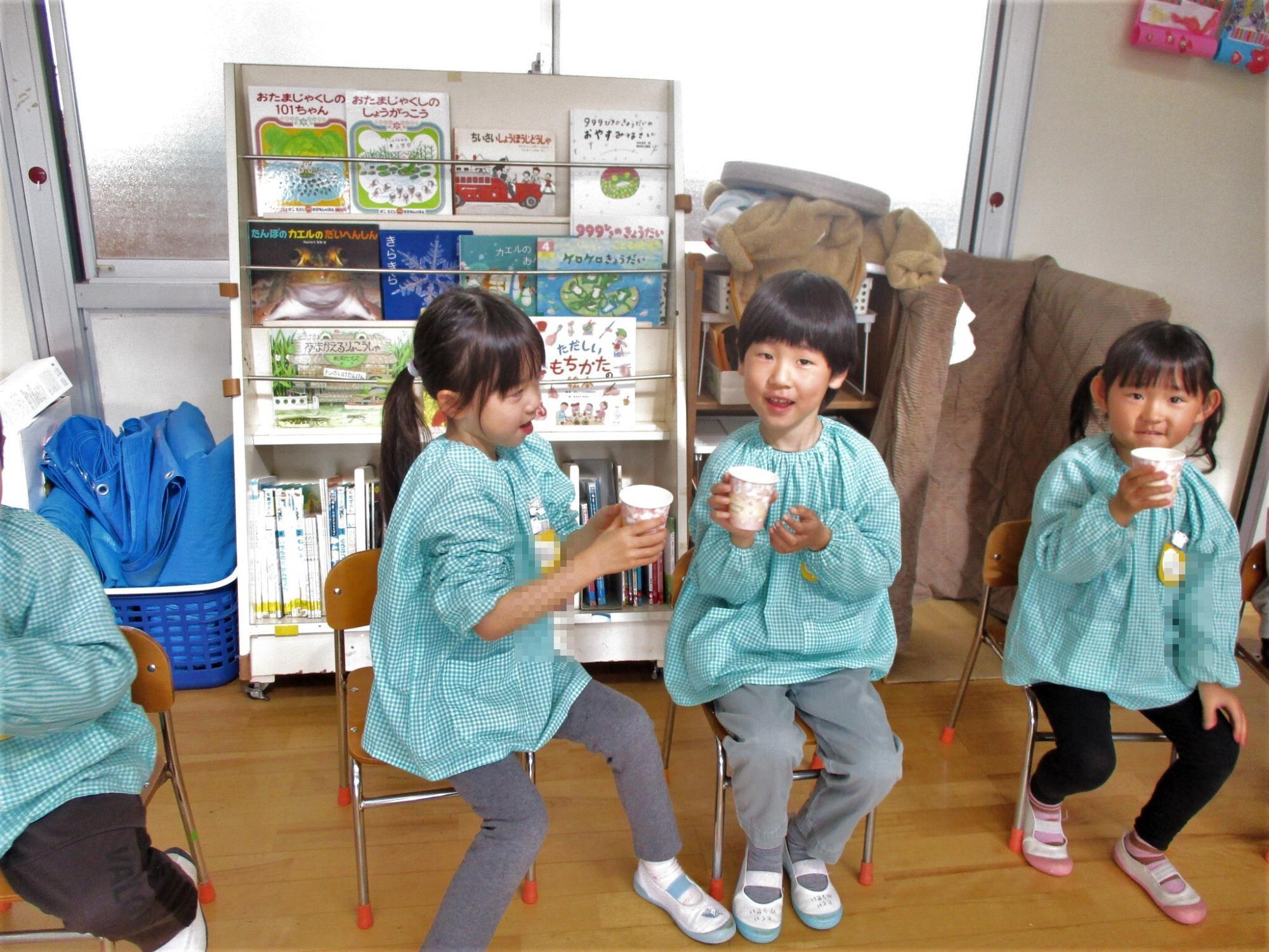 4歳児がカルピスを飲んでいる