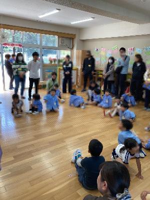 教室で教師の話を聞いているところ