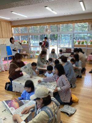 親子で兜を折っているところ