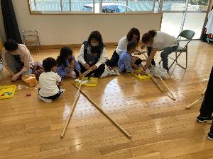 親子で竹馬を作っているところ