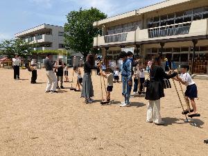 竹馬に乗ることに挑戦しているところ