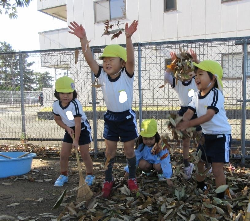 子ども達が集めた落ち葉を空に巻き、葉っぱがシャワーになっているところ。