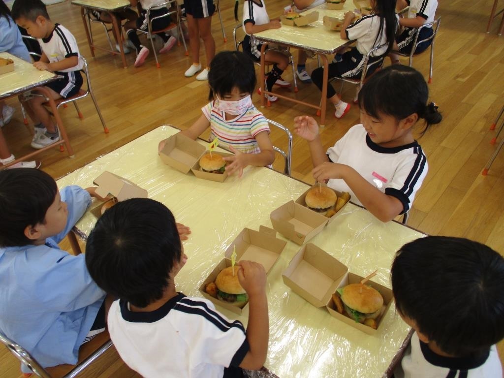 自分たちでつくったハンバーガーを食べている。