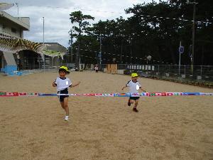 園庭でかけっこをしている写真です。