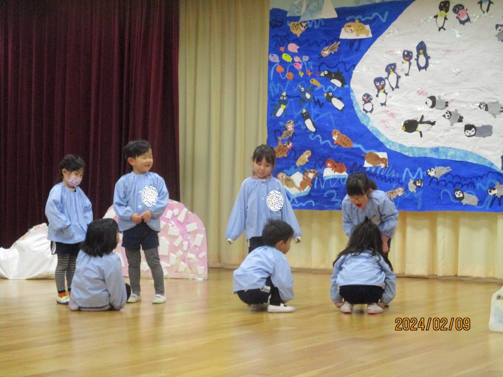 ペンぼうやの物語のペンギンになって、子どもペンギンにご飯を食べさせる表現をしている様子。