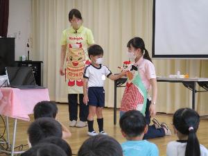 人形のお腹に食べ物を入れている
