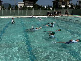 ペットボトルを使って水に浮かぶ練習