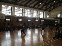 6年生に応援の掛け声を贈る5年生たち