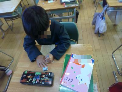 お手紙を書く子どもの様子