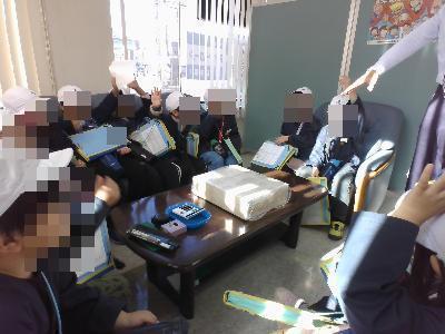 但陽信用金庫で話を聞く児童