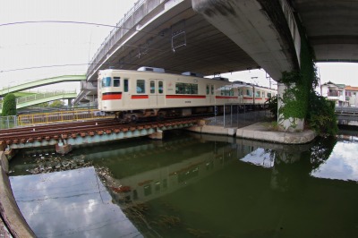 山陽電車の下
