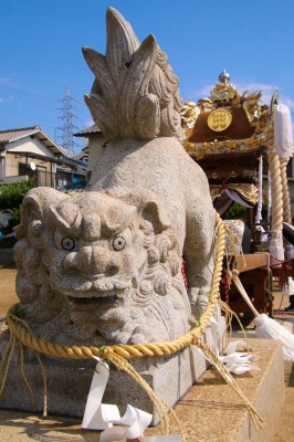 子ども神輿と狛犬