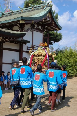 神輿をかついで回る