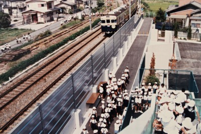 歩道橋渡り初め山陽電車来る