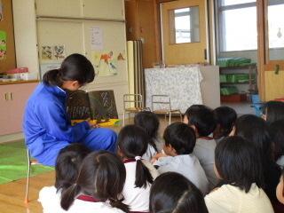 絵本読み聞かせ