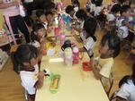 お弁当を食べる子供たち
