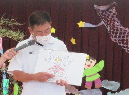 手作りの七夕紙芝居を読んでもらっています。