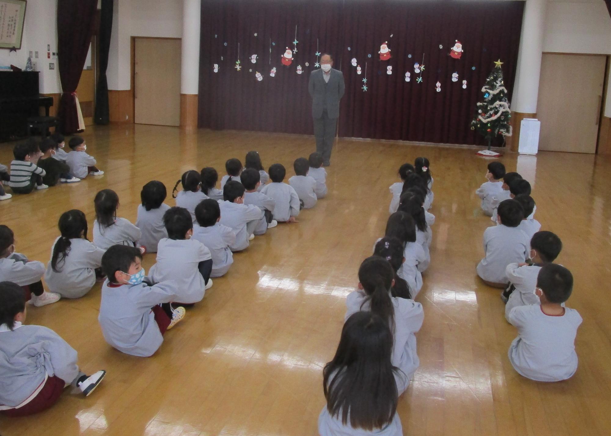 終業式園長先生のお話を聞く。