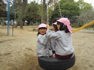 平成30年度3学期やまて幼稚園の園児がお別れ遠足時にタイヤのブランコで遊んでいる時の写真