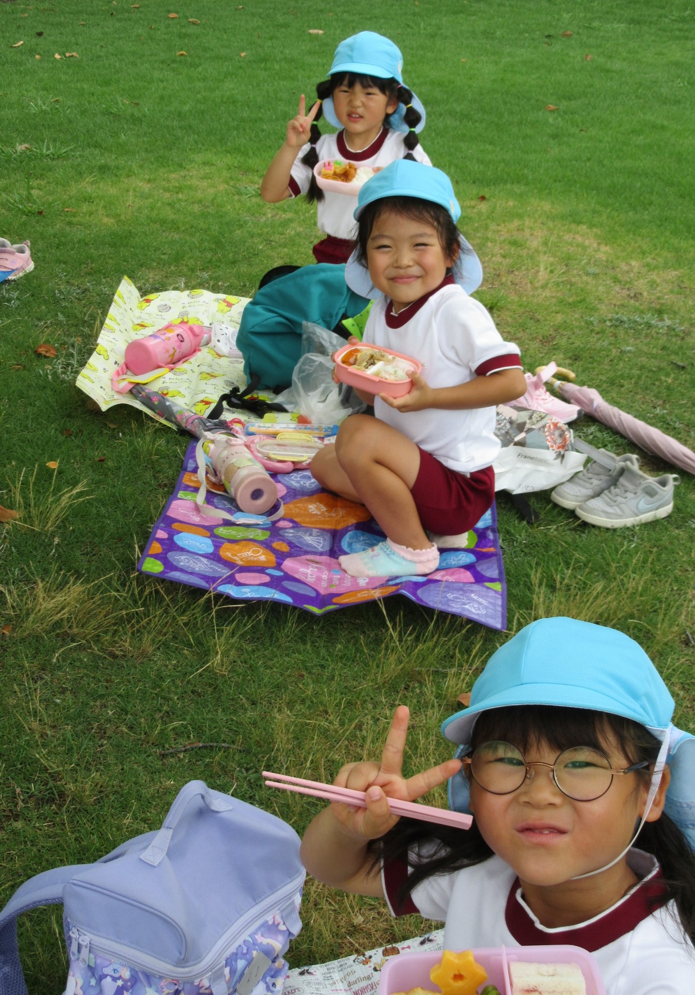 弁当を食べる子ども