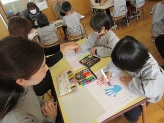 平成30年度3学期やまて幼稚園はな組、保護者参観でアルバムの表紙作りをしている子供を保護者が見ている時の写真