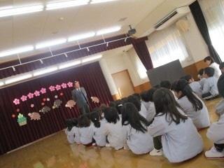 平成30年度3学期やまて幼稚園始業式で園児がお話を聴いている時の写真