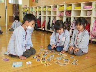 平成30年度3学期やまて幼稚園内でかるた大会をしている園児その2の写真