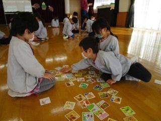 平成30年度3学期やまて幼稚園内でかるた大会をしている園児その1の写真