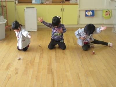 平成30年度3学期やまて幼稚園内、はな組がこままわしし大会で手回し駒している園児の写真