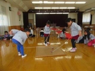 平成30年度3学期やまて幼稚園内、そら組がこままわしし大会でひも付き駒をしている園児の写真