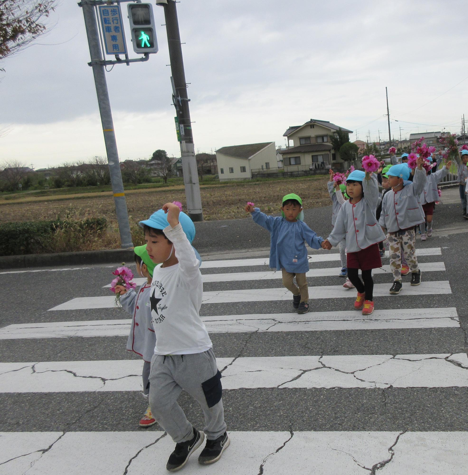 横断歩道を渡る子ども達