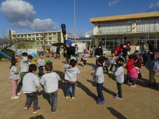 平成30年度3学期やまて幼稚園で園児が元気に節分をしている時の写真