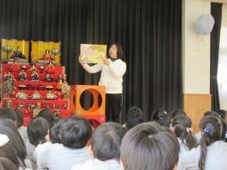 平成30年度3学期やまて幼稚園、ひなまつりかいで紙芝居を見聞きしている園児の写真