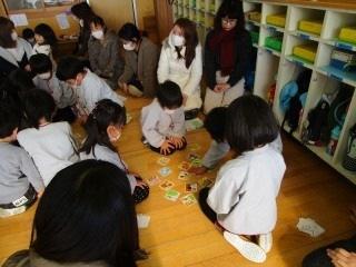 平成30年度3学期やまて幼稚園そら組、保護者参観でカルタをしている子供を保護者が見ている時の写真