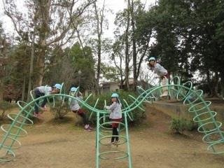 平成30年度3学期やまて幼稚園の園児がお別れ遠足時に大きなアスレチックで遊んでいる時の写真