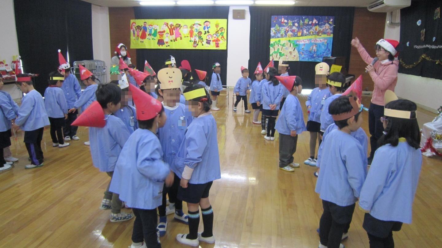 年長児と年少児のペアでダンスを踊っている様子。