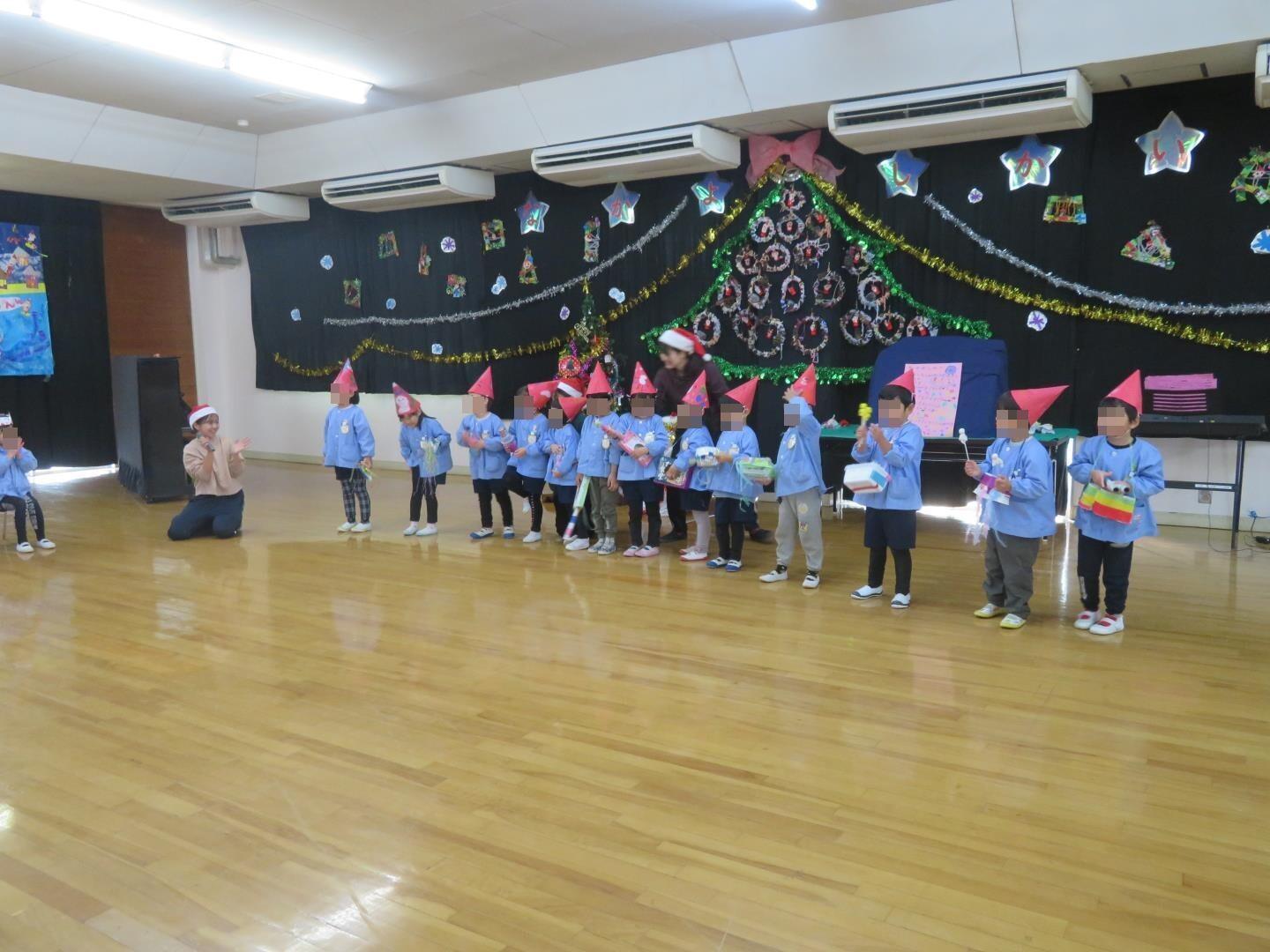 手作り楽器を演奏する年少児。