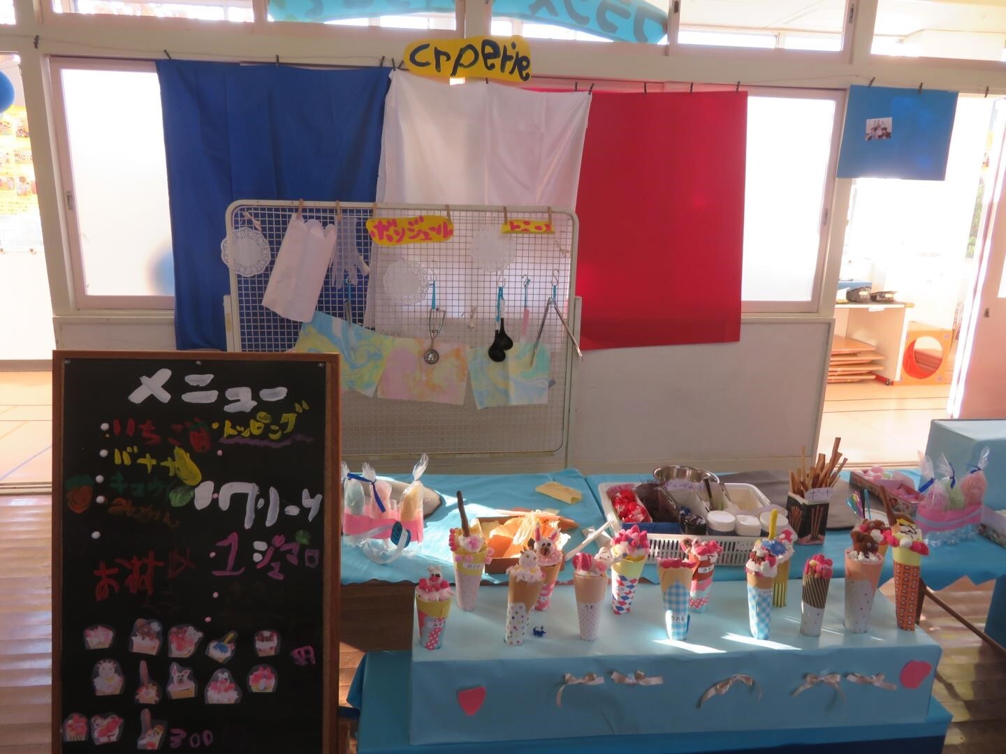 年長児の作ったクレープ屋さんの写真。