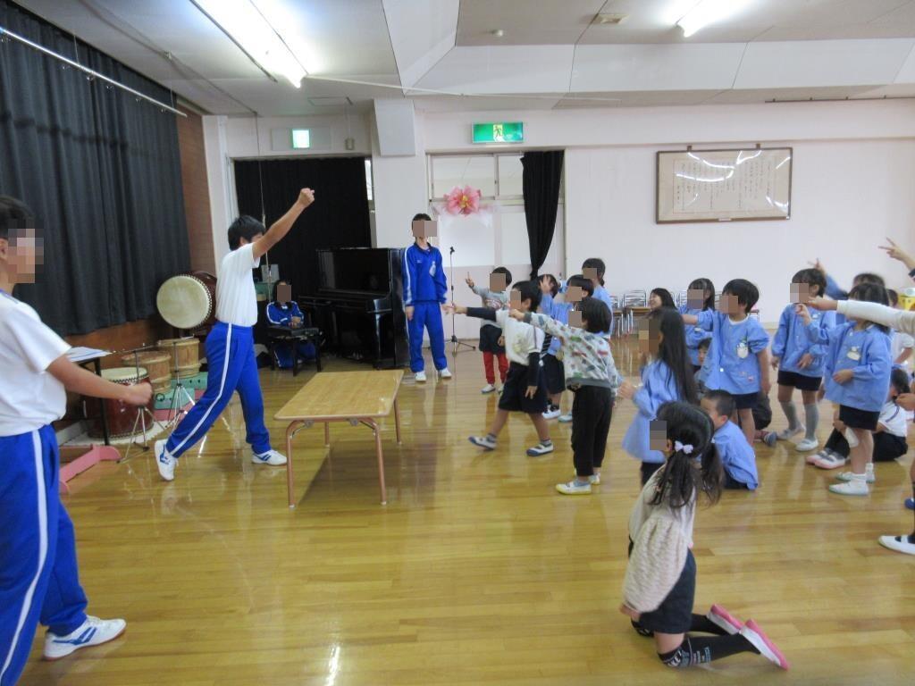 お別れ会でじゃんけん大会をしている様子。