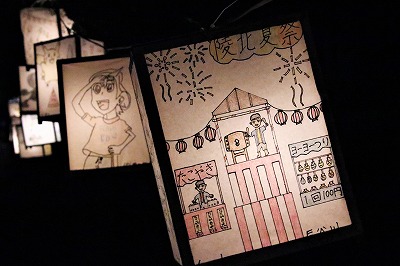 子ども達が描いた絵が行燈に貼られています