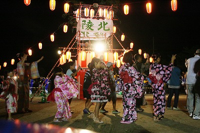 子ども達も踊ります