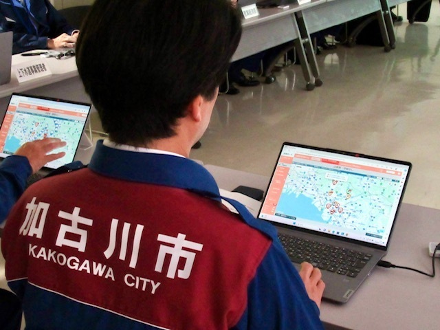 危機管理情報システムを確認する様子