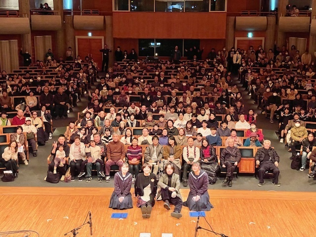 コンサート会場での集合写真
