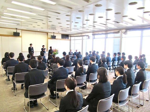 採用発令式の様子