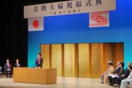 式典で挨拶をする岡田市長