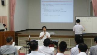 オープンミーティングで質問に答える岡田市長