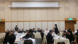 会議で発言する岡田市長
